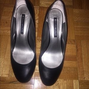 Black Bandolino round toe platform heels 8 1/2